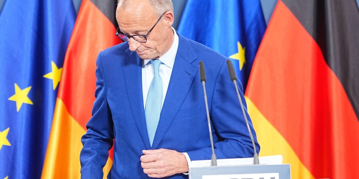 Bundeskanzler Merz verlässt nach einer Ansprache zu den Wahlen in Berlin und Mecklenburg-Vorpommern die Bühne.