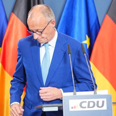Bundeskanzler Merz verlässt nach einer Ansprache zu den Wahlen in Berlin und Mecklenburg-Vorpommern die Bühne.