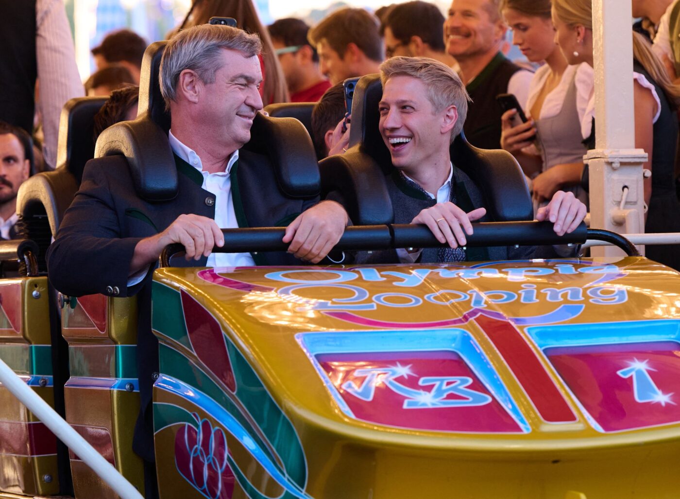 Markus Söder (CSU), Ministerpräsident von Bayern, und Dominik Krause (Bündnis 90/ Die Grünen), Oberbürgermeister von München, fahren anlässlich der Nominierung Münchens als deutscher Olympia-Bewerber auf dem Oktoberfest zusammen mit der Achterbahn „Olympia Looping“.