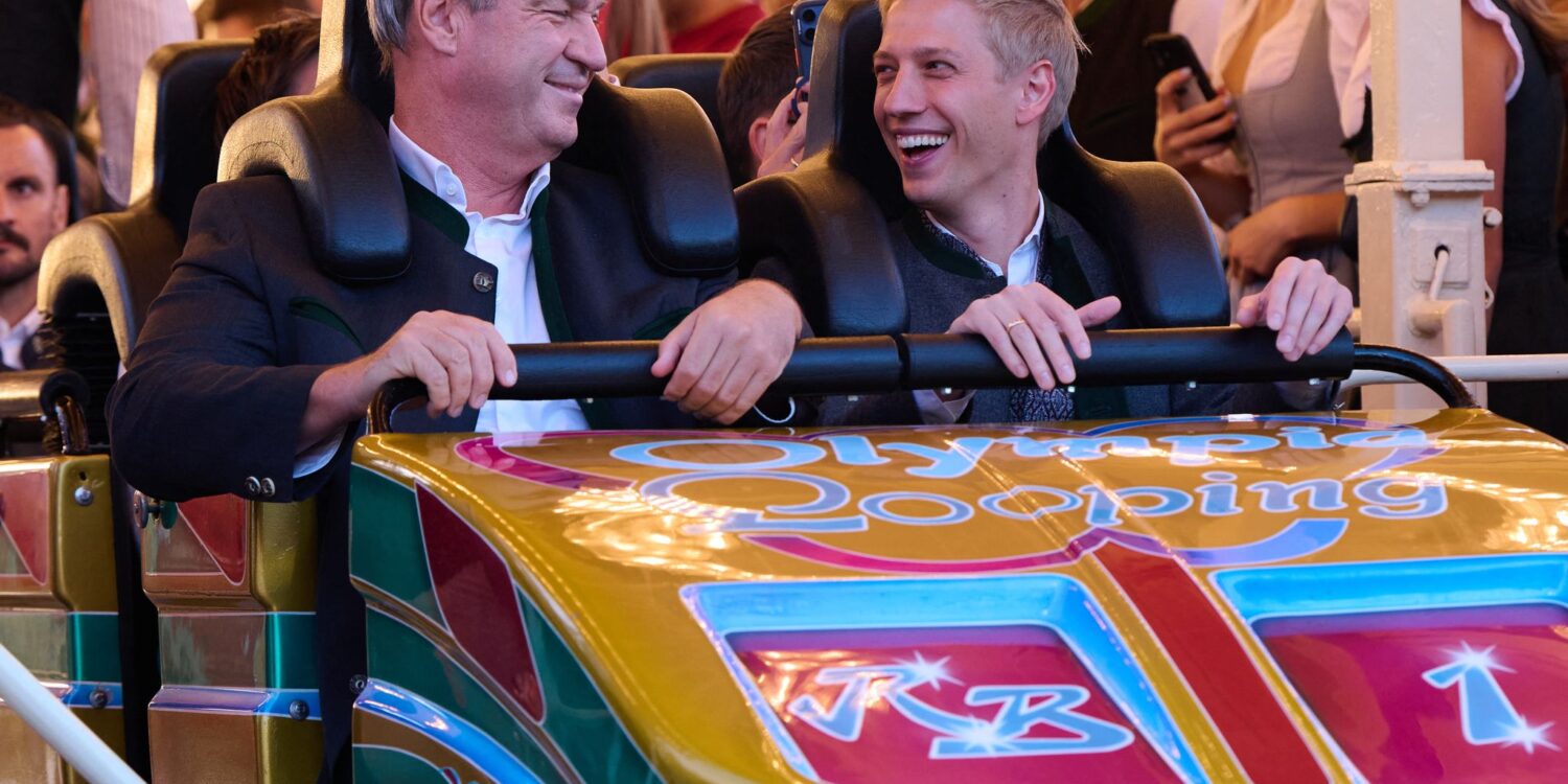 Markus Söder (CSU), Ministerpräsident von Bayern, und Dominik Krause (Bündnis 90/ Die Grünen), Oberbürgermeister von München, fahren anlässlich der Nominierung Münchens als deutscher Olympia-Bewerber auf dem Oktoberfest zusammen mit der Achterbahn „Olympia Looping“.