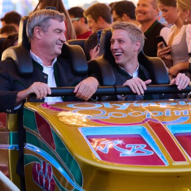 Markus Söder (CSU), Ministerpräsident von Bayern, und Dominik Krause (Bündnis 90/ Die Grünen), Oberbürgermeister von München, fahren anlässlich der Nominierung Münchens als deutscher Olympia-Bewerber auf dem Oktoberfest zusammen mit der Achterbahn „Olympia Looping“.