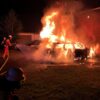 Die Feuerwehr konnte verhindern, dass das Feuer auf das Wohnhaus übergriff.