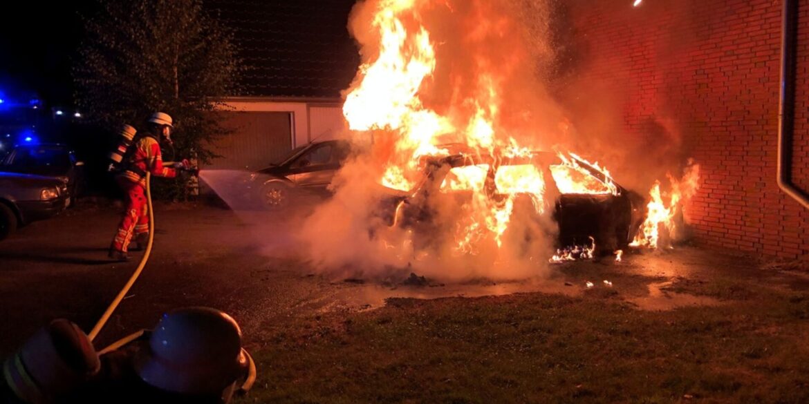 Die Feuerwehr konnte verhindern, dass das Feuer auf das Wohnhaus übergriff.