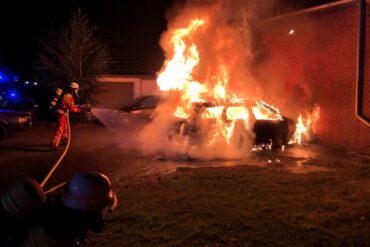 Die Feuerwehr konnte verhindern, dass das Feuer auf das Wohnhaus übergriff.