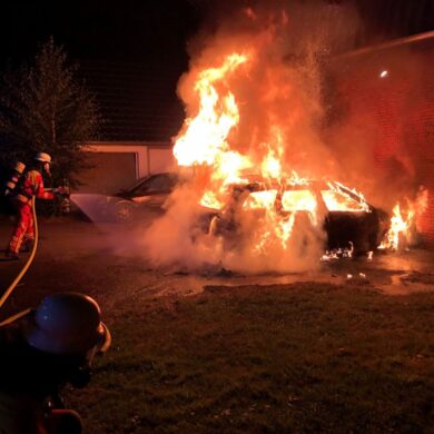 Die Feuerwehr konnte verhindern, dass das Feuer auf das Wohnhaus übergriff.