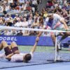 Lorenzo Sonego (r) hilft Alexander Zverev wieder auf die Beine.