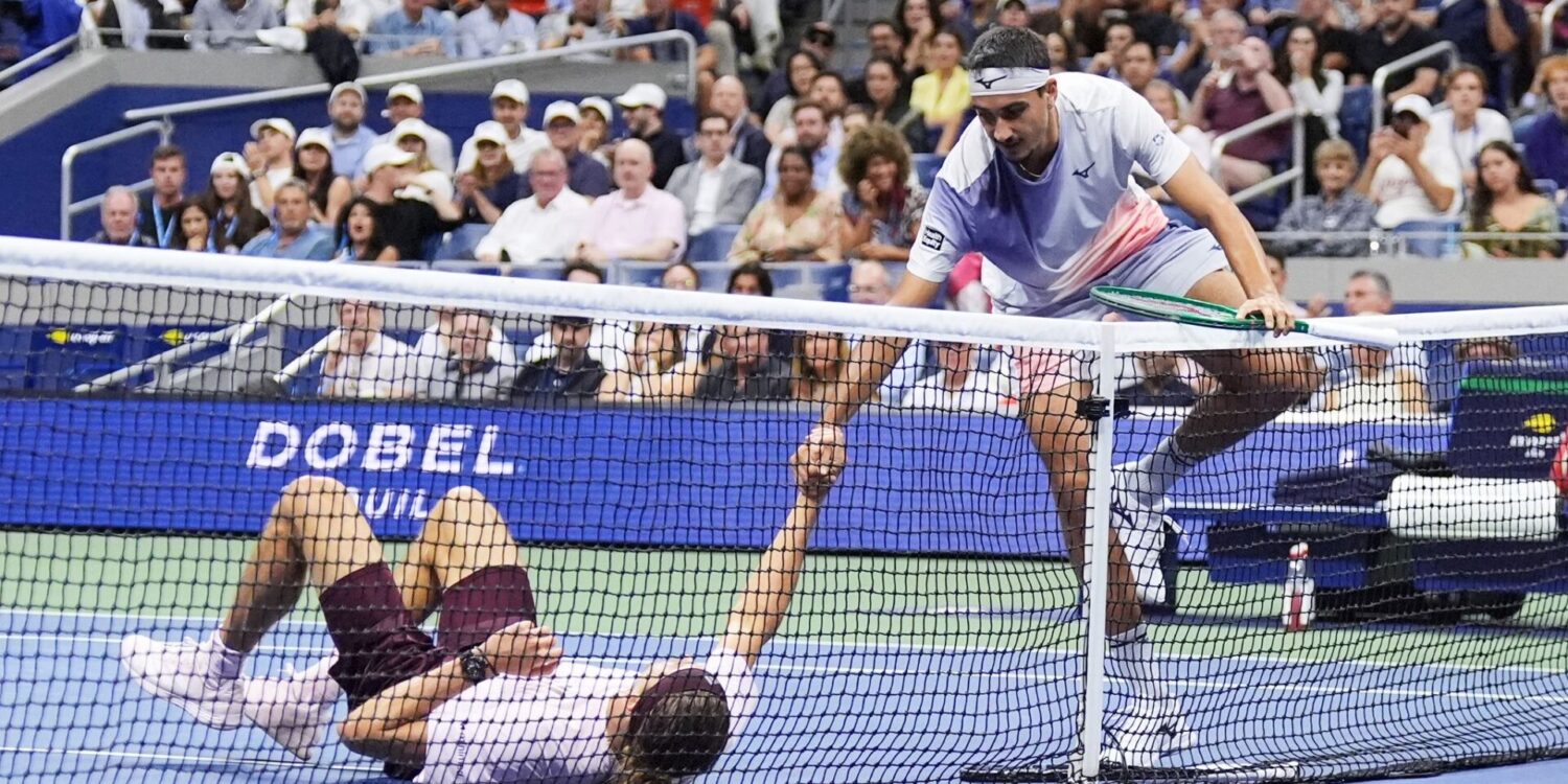 Lorenzo Sonego (r) hilft Alexander Zverev wieder auf die Beine.
