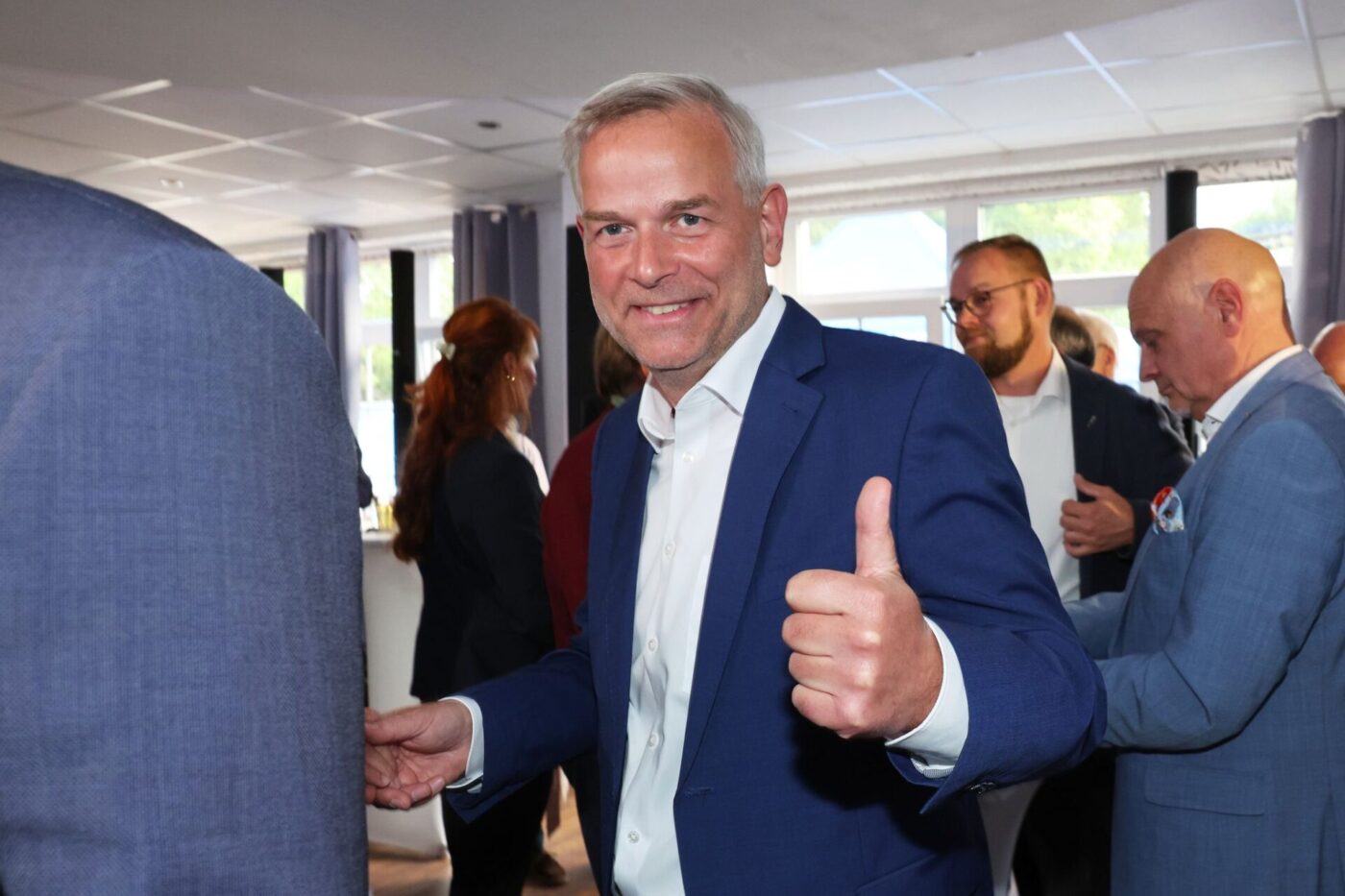 AfD-Kandidat Holm meldet Anspruch auf die Regierung an.