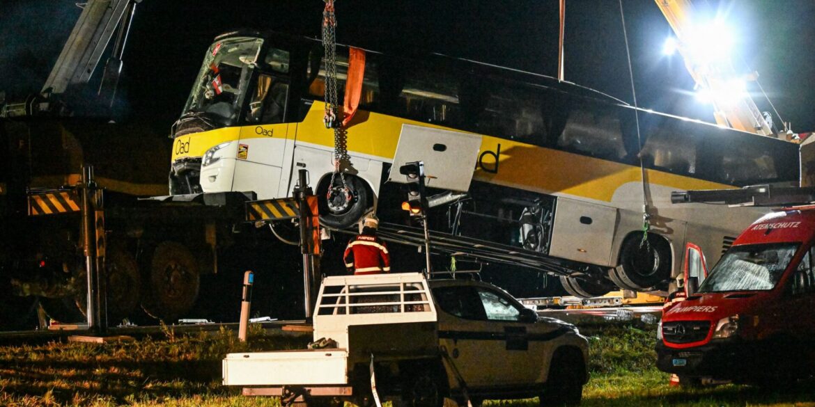 Der Bus war mit einer Leitplanke kollidiert und umgekippt.