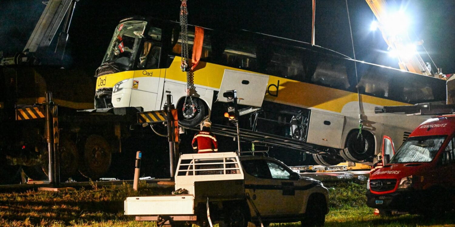 Der Bus war mit einer Leitplanke kollidiert und umgekippt.