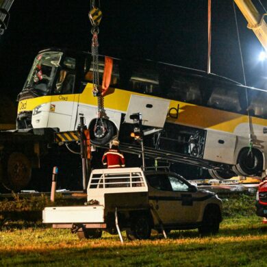 Der Bus war mit einer Leitplanke kollidiert und umgekippt.