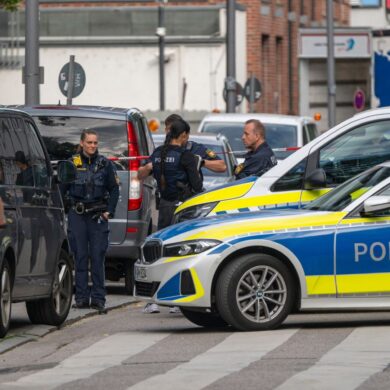 Noch sind viele Fragen zur Brandattacke auf eine Baustelle in München offen.
