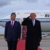 US-Präsident Donald Trump verzog es das Gesicht, als Bomber des US-Militärs über der Empfangszeremonie hinwegflogen.