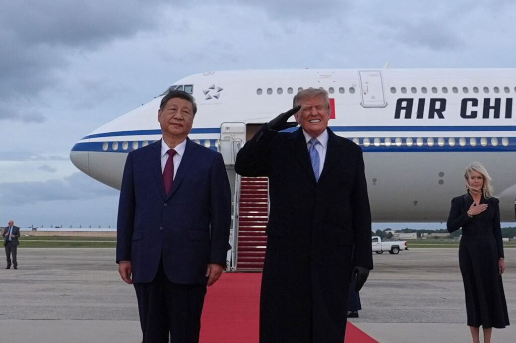 US-Präsident Donald Trump verzog es das Gesicht, als Bomber des US-Militärs über der Empfangszeremonie hinwegflogen.