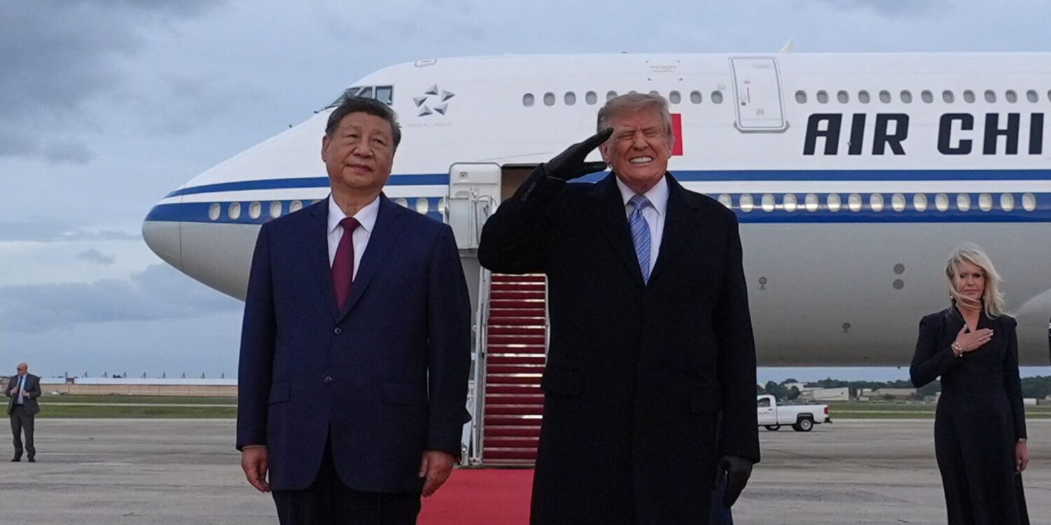 US-Präsident Donald Trump verzog es das Gesicht, als Bomber des US-Militärs über der Empfangszeremonie hinwegflogen.