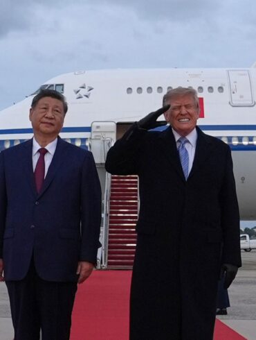 US-Präsident Donald Trump verzog es das Gesicht, als Bomber des US-Militärs über der Empfangszeremonie hinwegflogen.