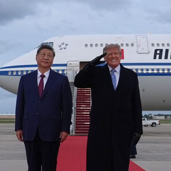 US-Präsident Donald Trump verzog es das Gesicht, als Bomber des US-Militärs über der Empfangszeremonie hinwegflogen.