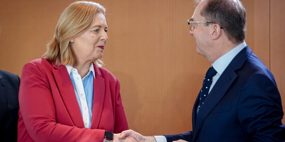 Bundessozialministerin Bärbel Bas (SPD) und Innenminister Alexander Dobrindt (CSU) - hier im Bundeskabinett - haben sich auf einen Aktionsplan gegen Sozialmissbrauch verständigt. (Archivfoto)