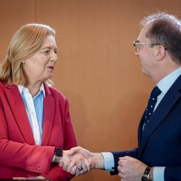 Bundessozialministerin Bärbel Bas (SPD) und Innenminister Alexander Dobrindt (CSU) - hier im Bundeskabinett - haben sich auf einen Aktionsplan gegen Sozialmissbrauch verständigt. (Archivfoto)