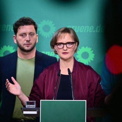 Wollen im Dezember für eine weitere Amtszeit kandidieren: Felix Banaszak und Franziska Brantner (Archivbild)