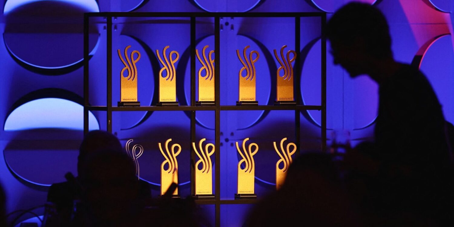 Die Trophäen des Deutschen Schauspielpreises stehen vor der Verleihung in Berlin auf einem Regal.
