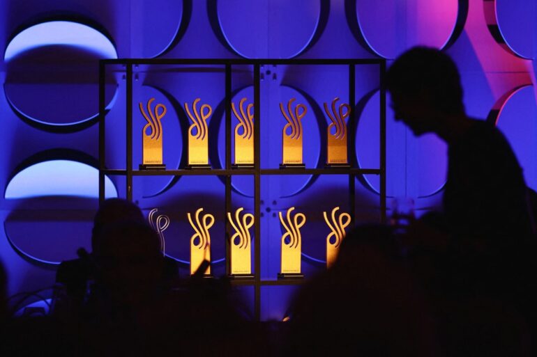 Die Trophäen des Deutschen Schauspielpreises stehen vor der Verleihung in Berlin auf einem Regal.