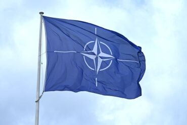 Flagge vor dem Nato-Hauptquartier