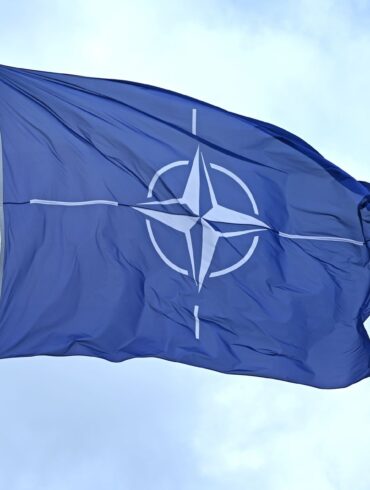 Flagge vor dem Nato-Hauptquartier