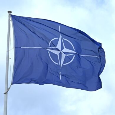 Flagge vor dem Nato-Hauptquartier