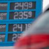 Steigende Energiepreise treiben seit Monaten die Teuerungsrate in Deutschland, Verbraucher merken das an der Tankstelle. (Archivbild)