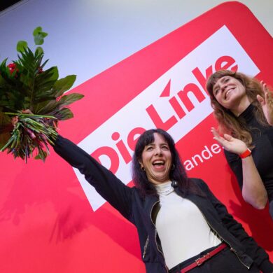 Linke-Fraktionschefin Elif Eralp (li.) will Regierende Bürgermeisterin in Berlin werden.