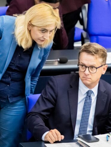 Über die Pflege-Sparpläne von Gesundheitsminister Carsten Linnemann, die auf einer Vorlage seiner Vorgängerin Nina Warken (beide CDU) beruhen, ringt derzeit die Koalition. (Archivbild)