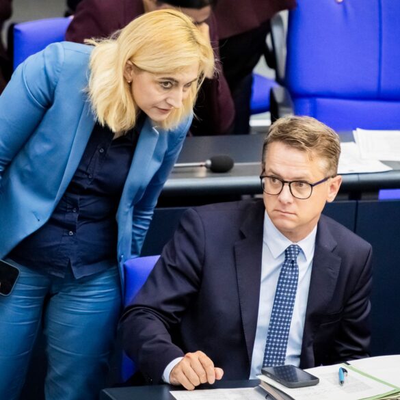 Über die Pflege-Sparpläne von Gesundheitsminister Carsten Linnemann, die auf einer Vorlage seiner Vorgängerin Nina Warken (beide CDU) beruhen, ringt derzeit die Koalition. (Archivbild)
