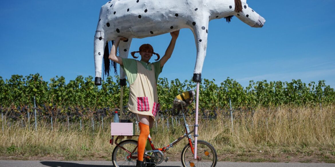 Spaß mit Pippi Langstrumpf und "Kleiner Onkel": Ein Teilnehmer beim Kalmit-Klapprad-Cup in Maikammer in Rheinland-Pfalz.
