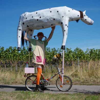 Spaß mit Pippi Langstrumpf und "Kleiner Onkel": Ein Teilnehmer beim Kalmit-Klapprad-Cup in Maikammer in Rheinland-Pfalz.