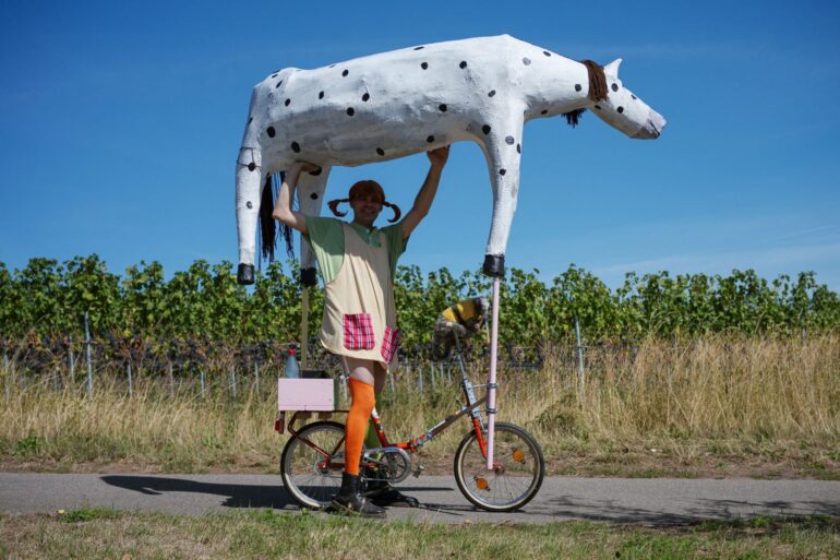 Spaß mit Pippi Langstrumpf und "Kleiner Onkel": Ein Teilnehmer beim Kalmit-Klapprad-Cup in Maikammer in Rheinland-Pfalz.