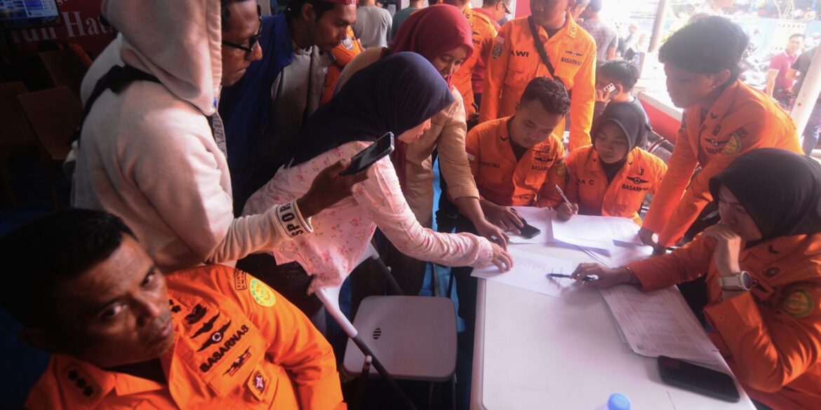 Nach einem Fährunglück in Indonesien werden zahlreiche Menschen vermisst.