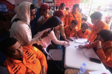 Nach einem Fährunglück in Indonesien werden zahlreiche Menschen vermisst.
