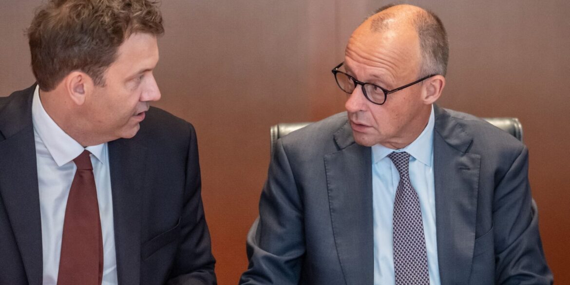 Seit Tagen wird auch auf höchster Ebene über eine Entlastung bei den Spritpreisen diskutiert. (Archivbild)