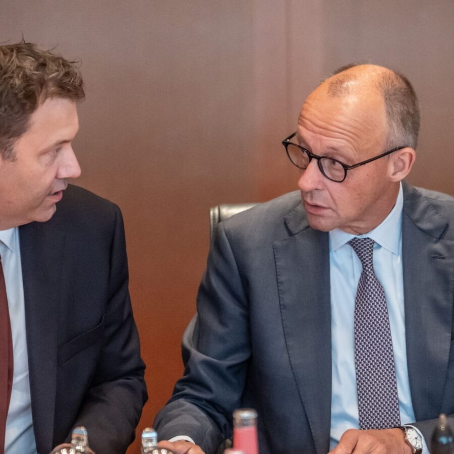 Seit Tagen wird auch auf höchster Ebene über eine Entlastung bei den Spritpreisen diskutiert. (Archivbild)