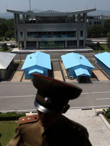 Seit Ende des Koreakriegs 1953 werden Nord- und Südkorea entlang der sogenannten demilitarisierten Zone (DMZ) getrennt - hier zu sehen von der nördlichen Seite.