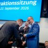Der Kanzler kam gut gelaunt in die Sitzung der Bundestagsfraktion und wurde vom Vorsitzenden freundlich begrüßt.