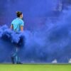 Champions League des Frauen: Schiedsrichterin Olatz Rivero Olmedo trägt beim Spiel Bayern München gegen Manchester City Pyrotechnik vom Spielfeld.
