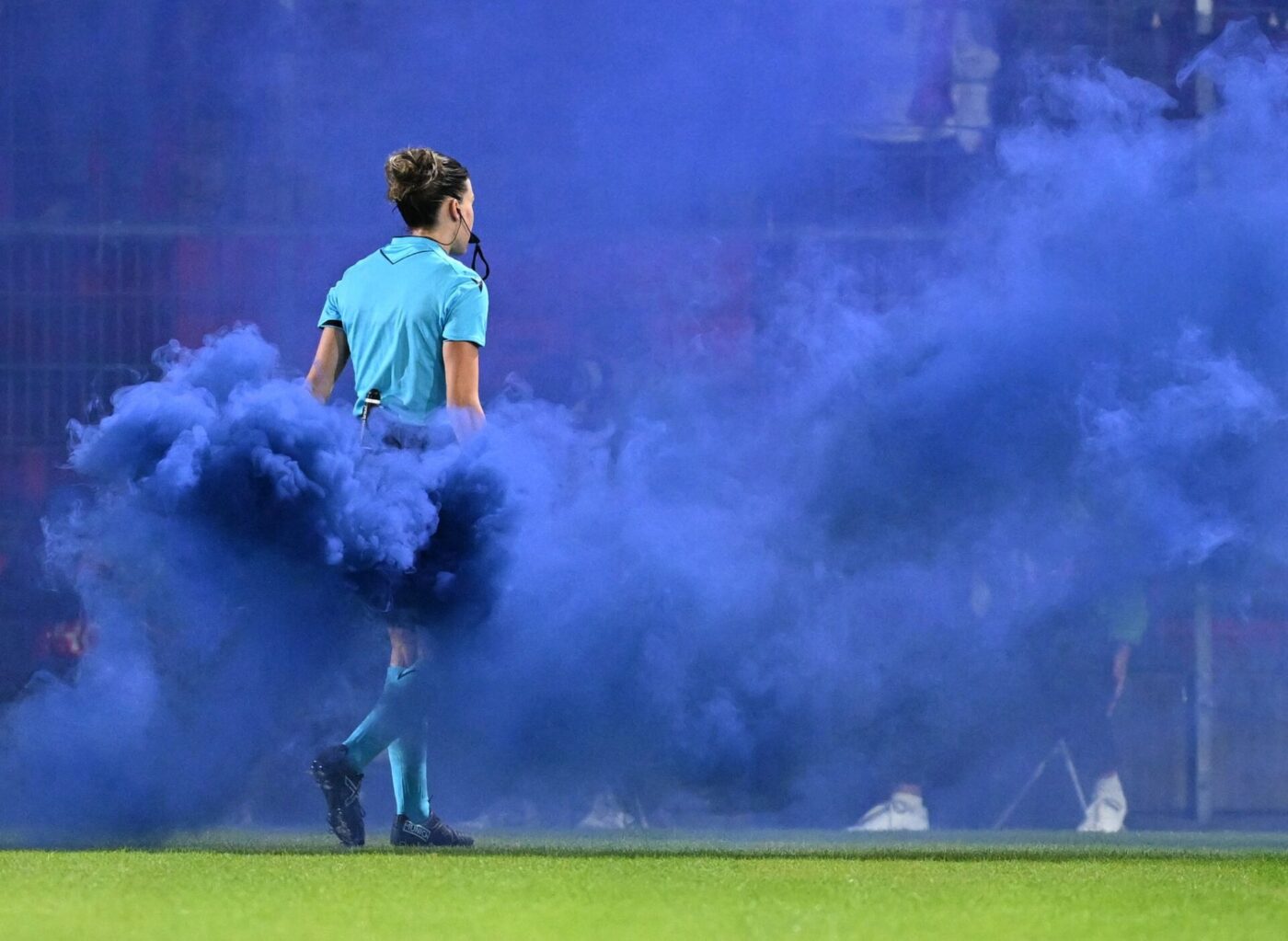 Champions League des Frauen: Schiedsrichterin Olatz Rivero Olmedo trägt beim Spiel Bayern München gegen Manchester City Pyrotechnik vom Spielfeld.