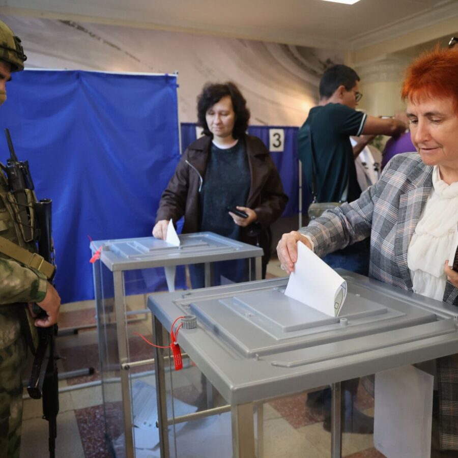 Trotz Protest der Ukraine wird auch in russisch besetzten Gebieten abgestimmt.