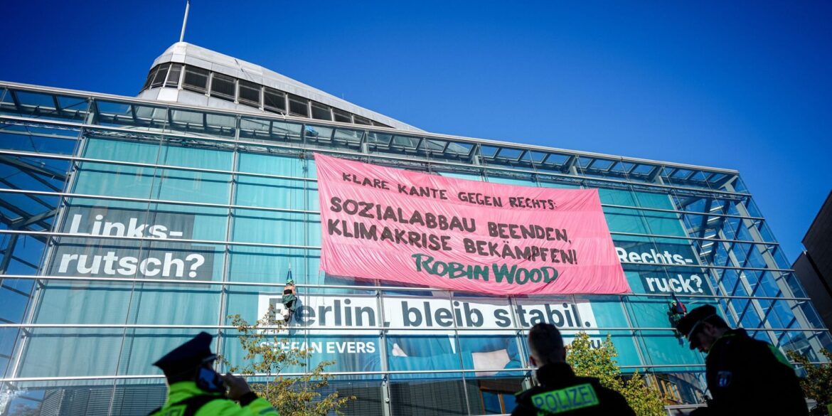 Aktivisten demonstrieren mit einer Kletter-Aktion am Konrad-Adenauer-Haus in Berlin.