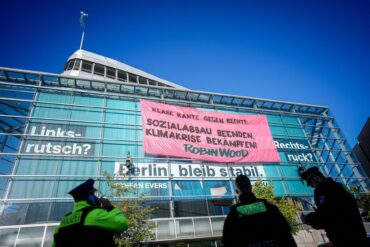 Aktivisten demonstrieren mit einer Kletter-Aktion am Konrad-Adenauer-Haus in Berlin.