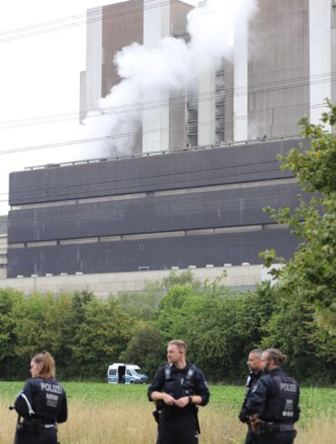 Polizisten sind in der Nähe des Kraftwerks Weisweiler im Einsatz.