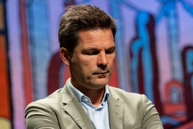 Der Berliner SPD-Spitzenkandidat muss mit schlechten Umfragewerten und Ermittlungen gegen ihn umgehen.