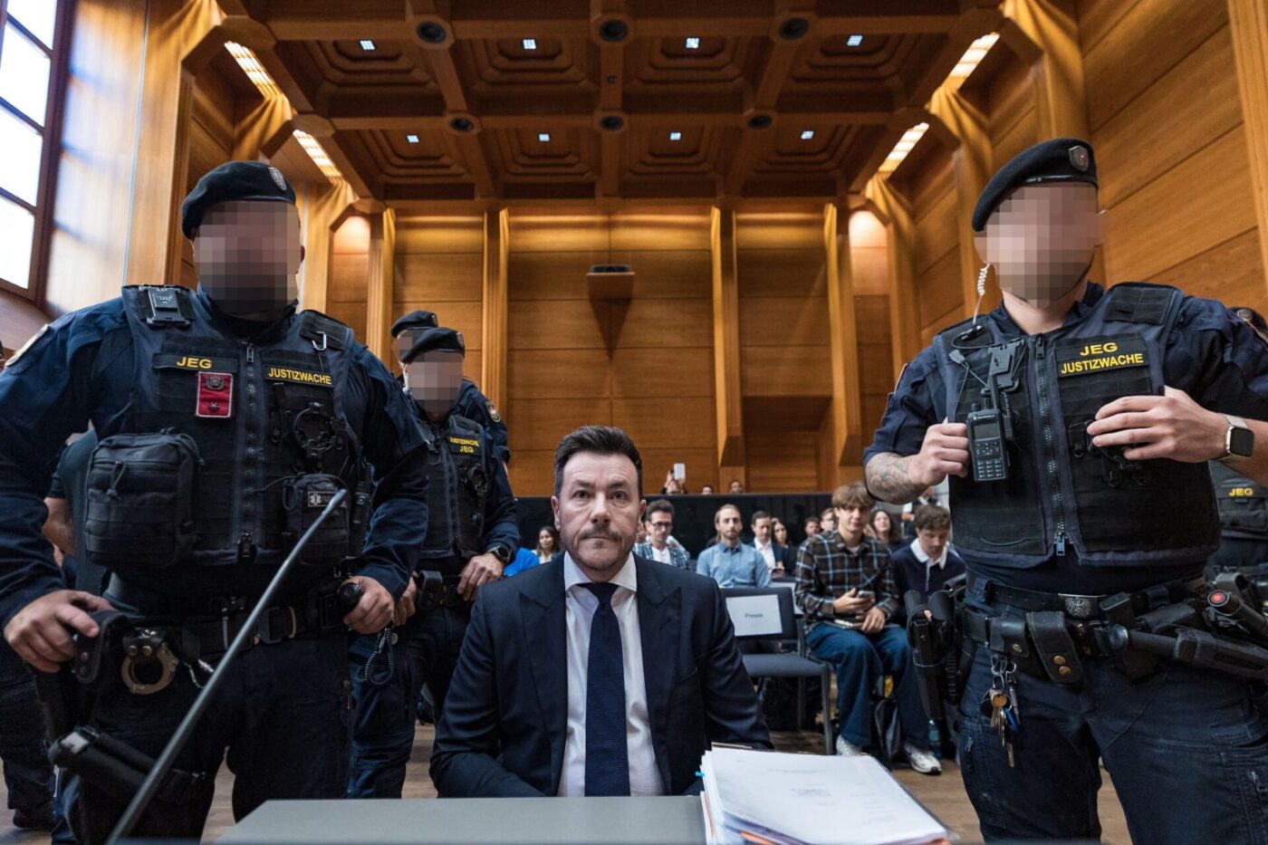 Der Investor René Benko ist wegen Schädigung seiner Gläubiger zu zweieinhalb Jahren Haft verurteilt worden